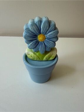 Salt and Pepper shaker Blue Ceramic Flower in Pot Daisy